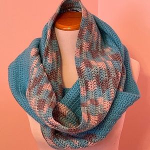 Handmade Infinity Scarf. Turquoise and Gray! 🧶🧣